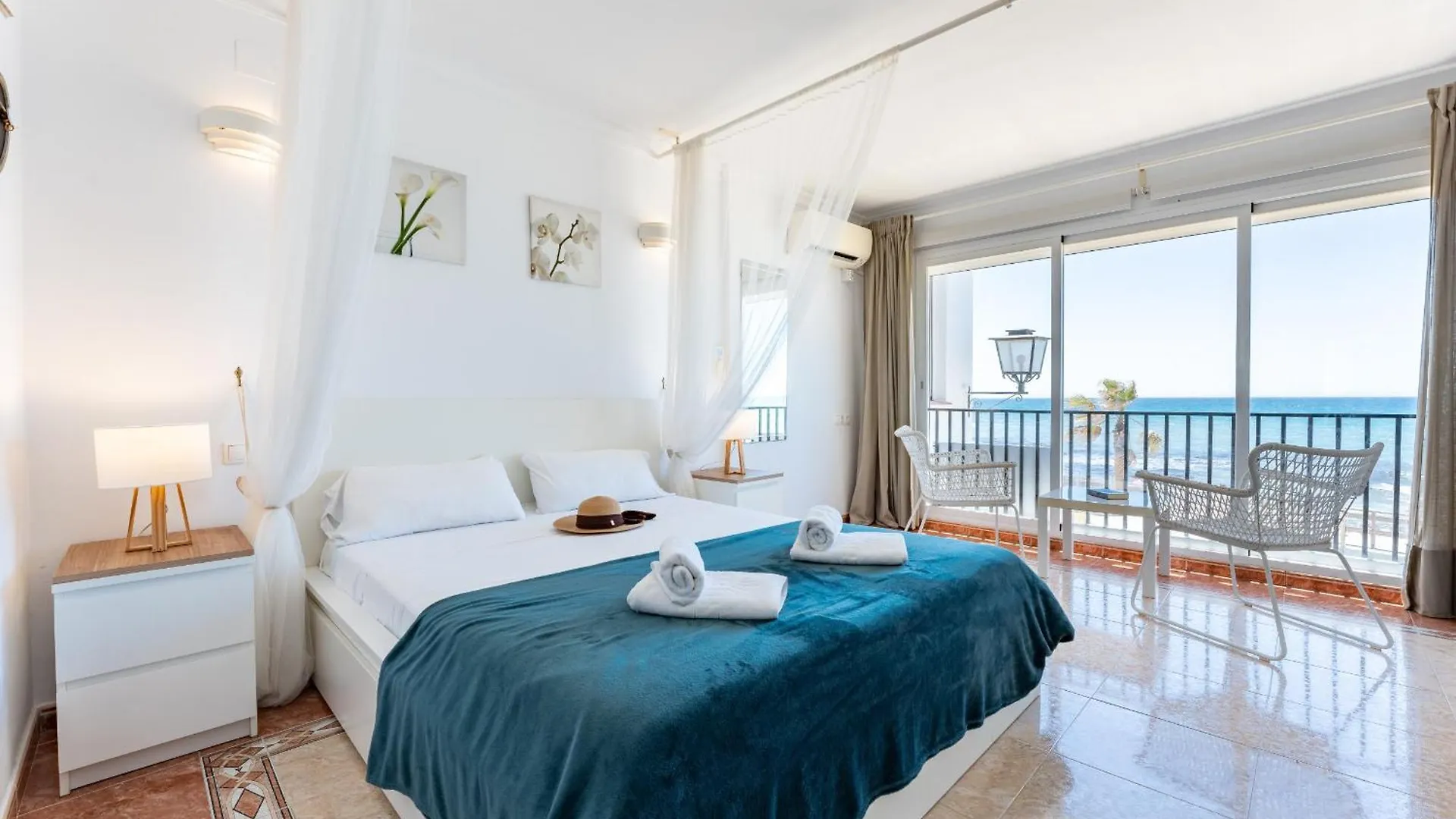 Dona Lola Sandra - Cozy Beach Front House With Open Sea Views Located In Calahonda Only Few Minutes Away From Marbella - Costa Del Sol Cs111 Sitio de Calahonda