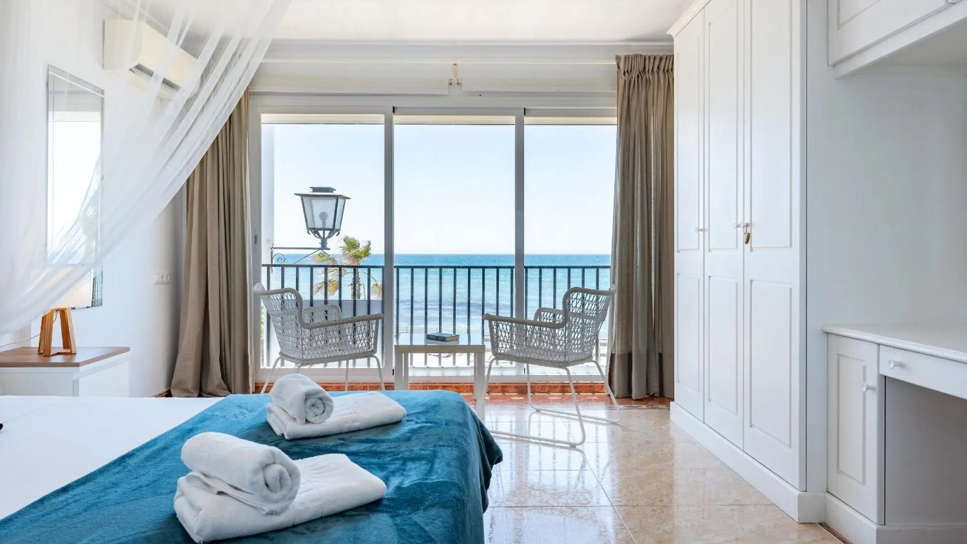 Vakantiehuis Dona Lola Sandra - Cozy Beach Front House With Open Sea Views Located In Calahonda Only Few Minutes Away From Marbella - Costa Del Sol Cs111 Sitio de Calahonda
