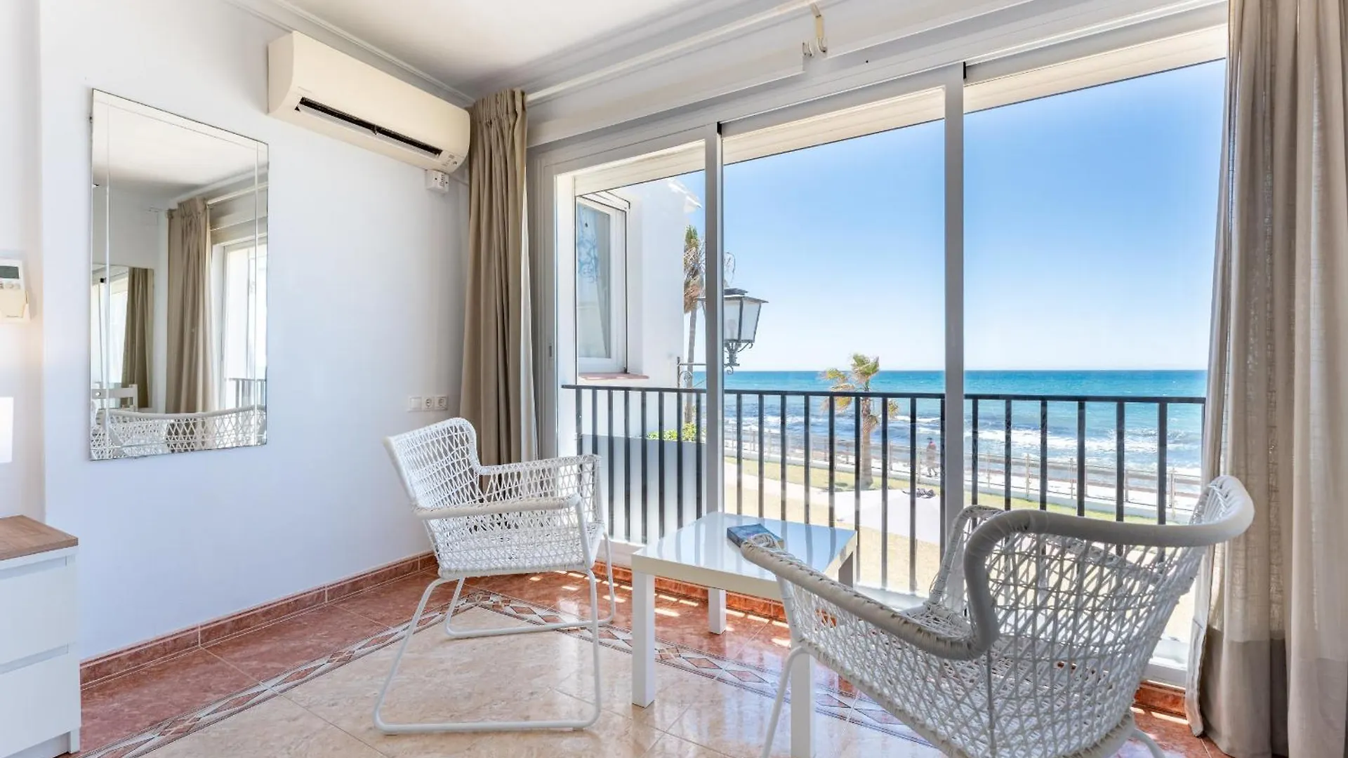 Dona Lola Sandra - Cozy Beach Front House With Open Sea Views Located In Calahonda Only Few Minutes Away From Marbella - Costa Del Sol Cs111 Sitio de Calahonda